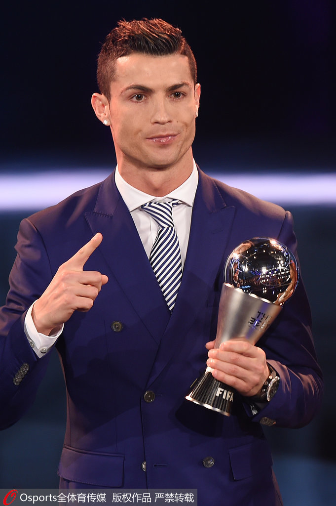 表达崇高敬意，重庆铜梁龙向李章洙赠送冲超纪念球衣