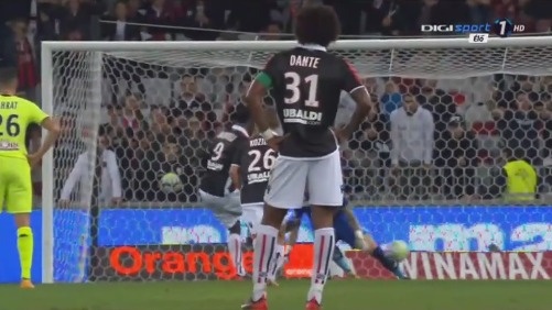 成都蓉城在中超和足协杯表现不佳，古尔芬克尔可能离队，周定洋面临续约问题，俱乐部需补强阵容。（双线低迷的成都蓉城：古尔芬克尔或离队、周定洋续约成疑，补强迫在眉睫）