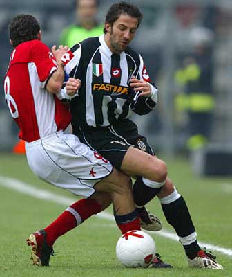 萨拉赫无缘利物浦欧冠名单，斯洛特称俱乐部必须作出回应；此前萨拉赫因未首发炮轰球队（萨拉赫落选利物浦欧冠名单，斯洛特称俱乐部须给出回应；其此前因未获首发公开抨击球队）