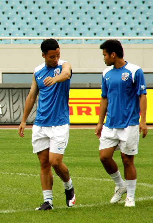 普拉蒂尼等尤文传奇与一线队见面，并参观海瑟尔惨案纪念碑