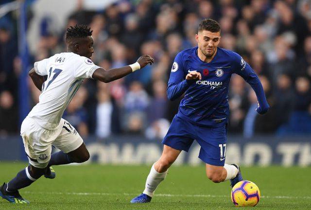 足球国足公开训练吸引千名球迷现场加油